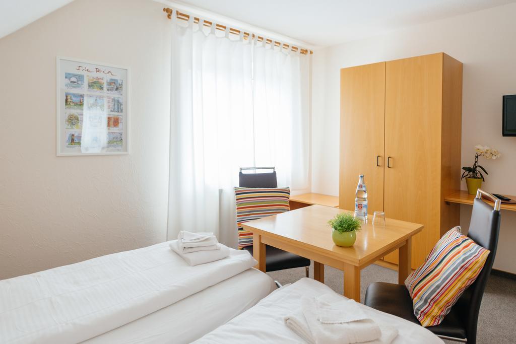 Hotel Rhoenhof Hünfeld エクステリア 写真