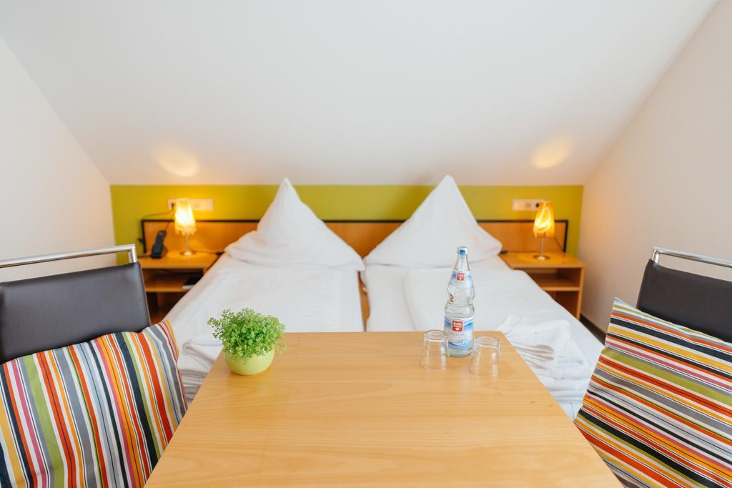 Hotel Rhoenhof Hünfeld エクステリア 写真